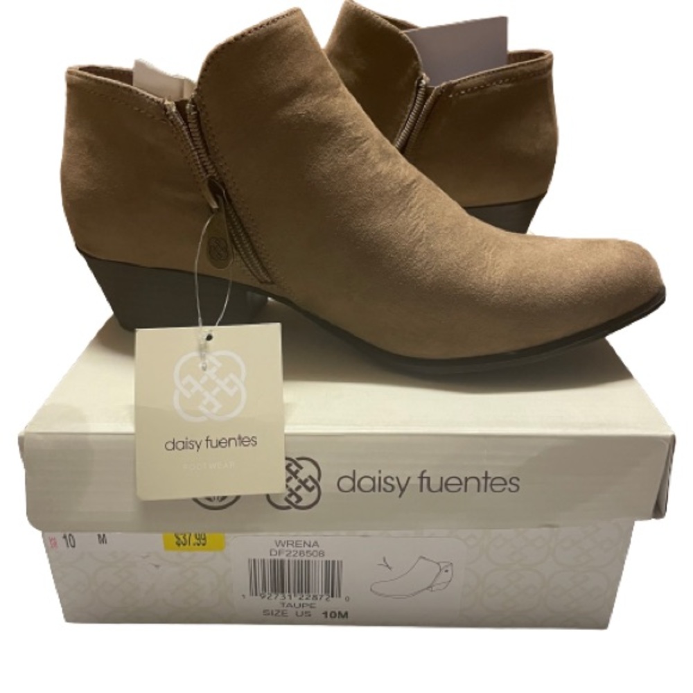 Women’s Daisy Fuentes Faux Suede Ankle Boots Size 10M - Taupe - NEW Original Box